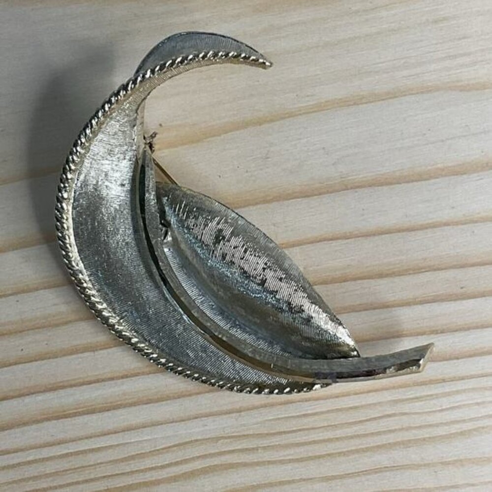 Vintage Lisner Gold-Tone Leaf Crescent Brooch Pin